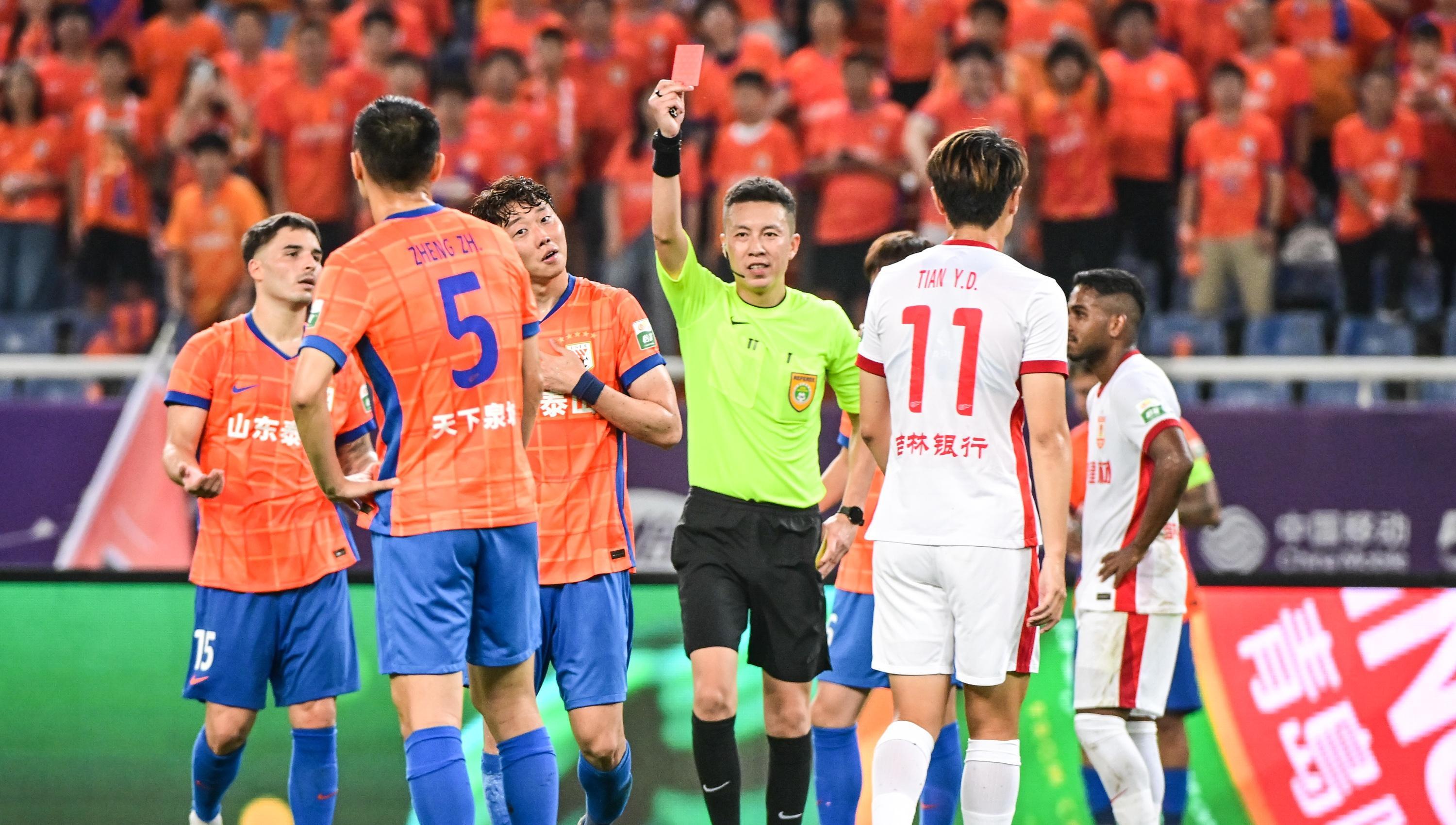 英超倒计时;山东泰山转会期远射贴柱;细节引发关注;赛场秩序良好;轮换策略成焦点的简单介绍